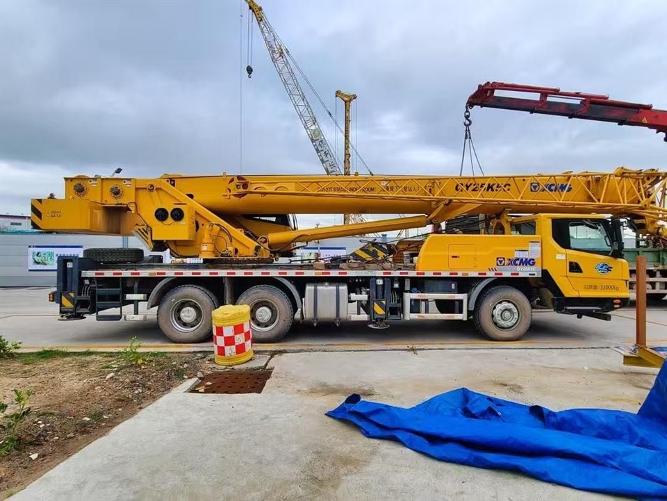 Ikkinchi qoʻl XCMG QY25K5D yuk mashinasi-oʻrnatilgan kran